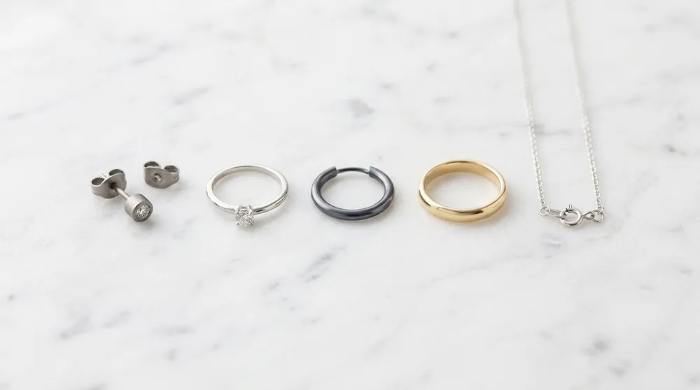 Comparison of hypoallergenic jewellery metals including titanium, platinum, and niobium