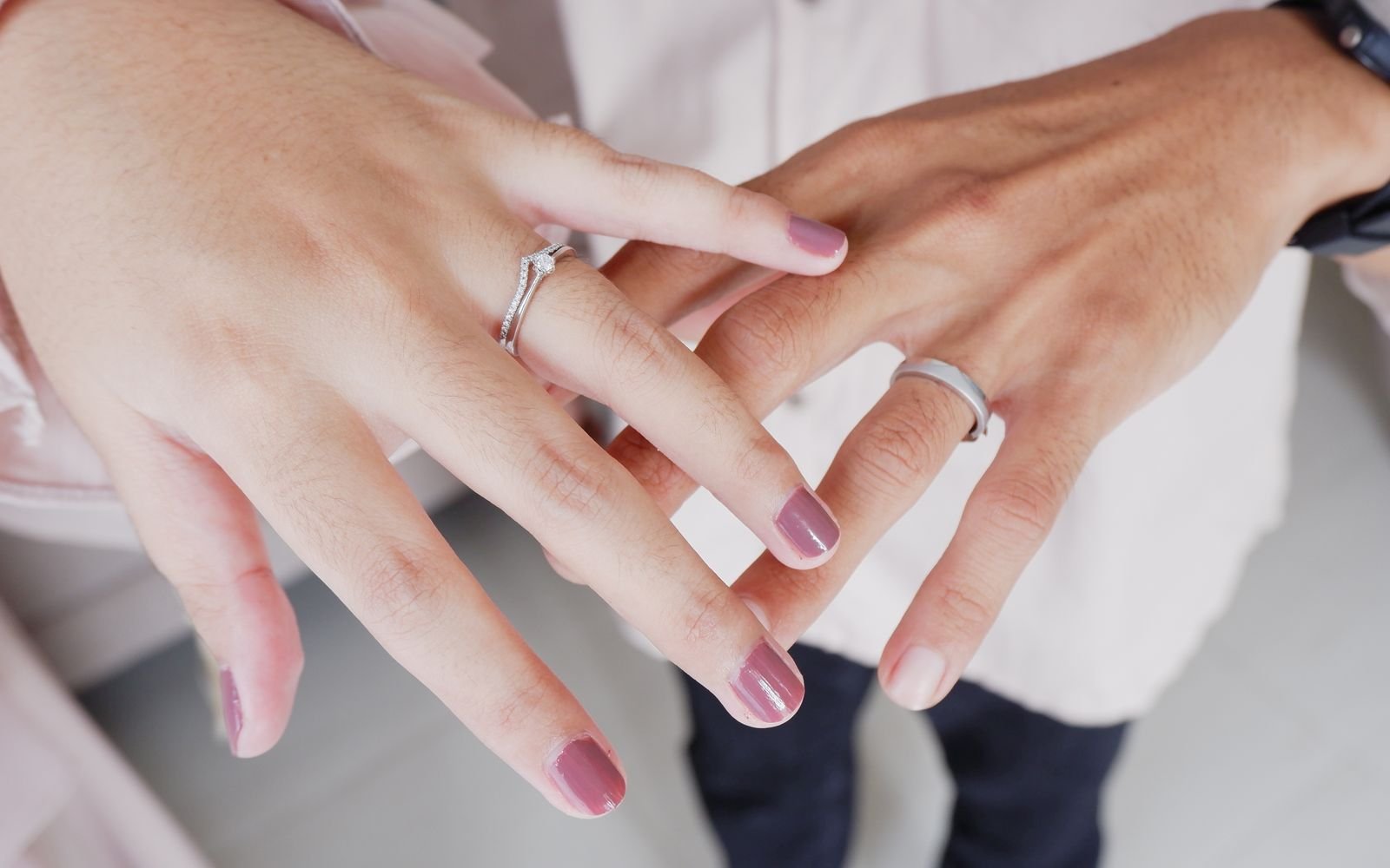 Close up of a white gold rhodium plated ring on hand